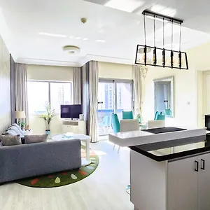 stunning-downtown-apartment-with-burj-khalifa-view.sharjah-hotels.com/