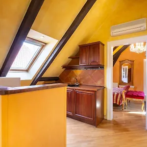 nosticova-apartments.praguehotelsweb.com/